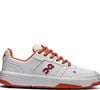 Fundada na Suíça em 2010, a On aposta no THE ROGER Clubhouse Varsity White | Flame, modelo que combina inspiração no tênis, estética universitária e conforto para o uso diário