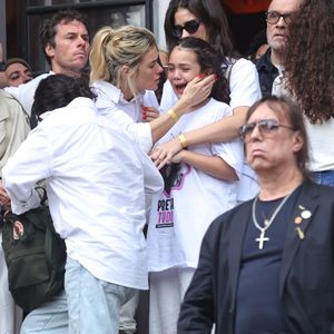 Carolina Dieckmmann e a neta de Preta Gil, Sol de Maria, ficaram junto com a cantora nos últimos dias de vida da artista