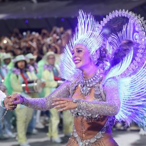 Paolla Oliveira: choro no último desfile oficial como rainha de bateria da Grande Rio no Carnaval