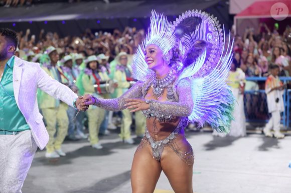 Paolla Oliveira: choro no último desfile oficial como rainha de bateria da Grande Rio no Carnaval
