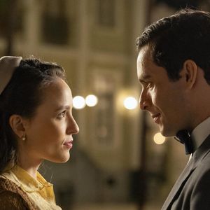 Celso (Rainer Cadete) confessa a Asdrúbal (Luis Miranda) e Candinho (Sergio Guizé) que está apaixonado por Estela (Larissa Manoela).