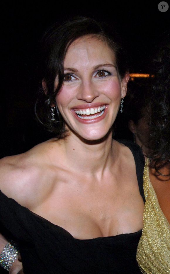 2005: apesar dos rumores, a rinoplastia de Julia Roberts nunca foi confirmada