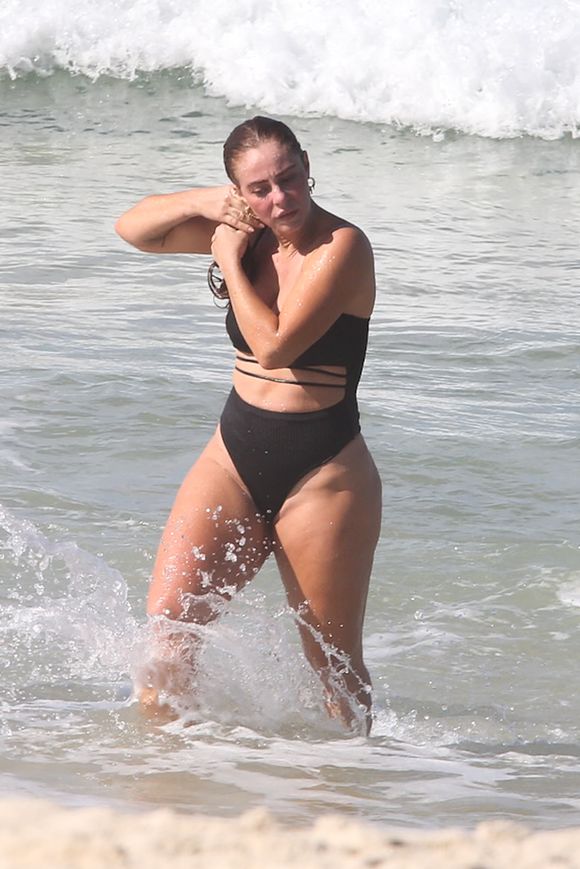 De maiô, Paolla Oliveira curtiu praia do Rio de Janeiro