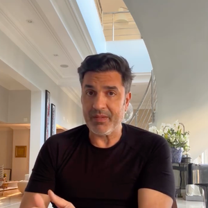 No momento, Edu Guedes ainda não voltará a trabalhar na Rede TV!, emissora que é contratado