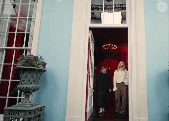 Em um vídeo para a Architectural Digest, Margot Robbie e Suzie Davies, diretora do filme, mostraram todos os detalhes da mansão de 'O Morro dos Ventos Uivantes'