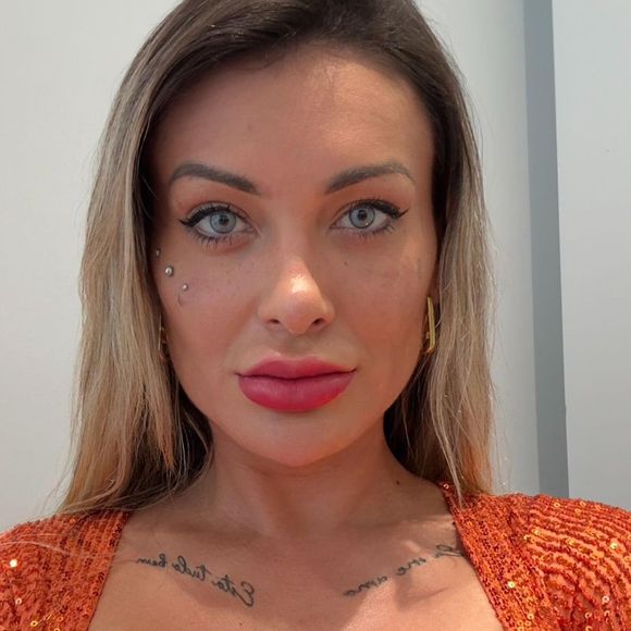 Andressa Urach realizou, na França, ceratopigmentação, procedimento oftalmológico que consiste na aplicação de pigmento na córnea, o que altera a cor dos olhos