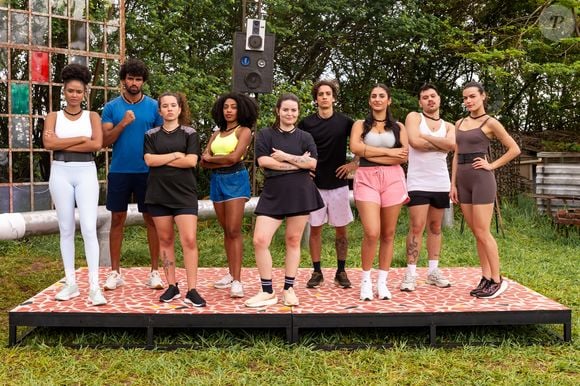 Enquanto isso, seus filhos pensam estar vivendo um reality show paralelo em uma república onde suas atitudes e vivências são os principais alvos de apostas das mães