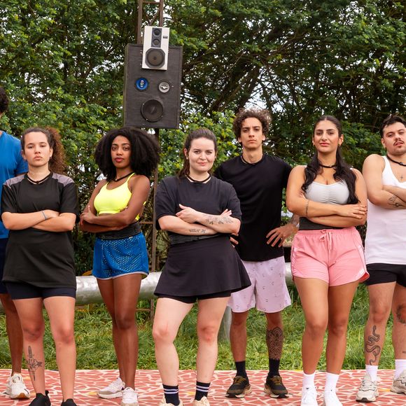 Enquanto isso, seus filhos pensam estar vivendo um reality show paralelo em uma república onde suas atitudes e vivências são os principais alvos de apostas das mães