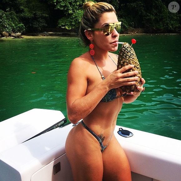 Fabíola de Andrade costuma exibir seu corpo definido como nesse biquíni mínimo fio dental.