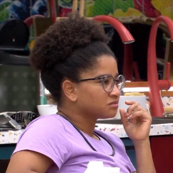 'Você acha que ele estava possuído?': pergunta de Milena após a convulsão de Henri Castelli gera forte reação nas redes sociais.