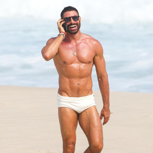 Cauã Reymond, de 44 anos, chamou a atenção ao aparecer usando uma sunga branca modelo slip