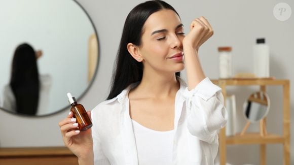 O jasmim aparece no Summer Breath para acrescentar um lado floral elegante à fragrância, enquanto a bergamota reforça a sensação de frescor