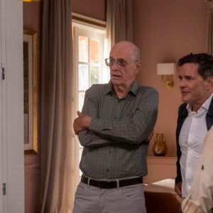 Gael (Andre Luiz Frambach) cumprimenta Alaor (Marcos Caruso) e Alaorzinho (Daniel de Oliveira), agradece pelos estudos. Irene (Fernanda Pimenta) recebe o sobrinho.