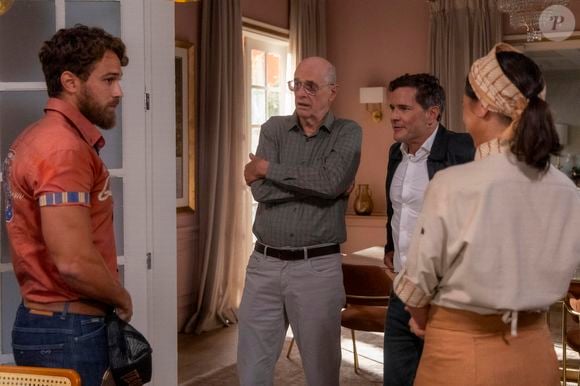 Gael (Andre Luiz Frambach) cumprimenta Alaor (Marcos Caruso) e Alaorzinho (Daniel de Oliveira), agradece pelos estudos. Irene (Fernanda Pimenta) recebe o sobrinho.