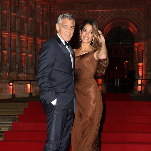 Em foto ao lado da esposa Amal, Clooney irá viver 'uma história moderna sobre amor e coragem', a trama mostra como um casal enfrenta o Alzheimer e o fim com humanidade e ternura