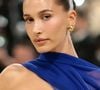 O segredo dos lábios de Hailey Bieber está no uso estratégico do lápis labial, aplicado levemente fora da linha natural da boca