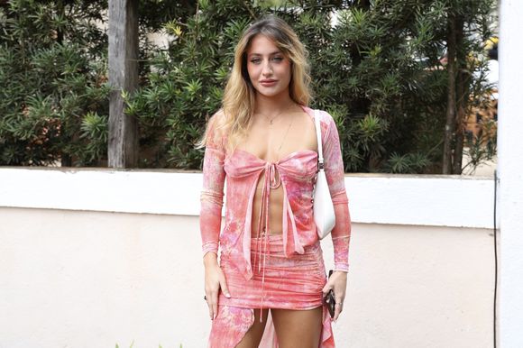 Bruna Griphao virou assunto na web após escolher um look, no mínimo, ousado para curtir o pre-wedding nesta sexta-feira (27)