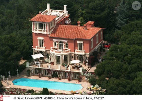 Segundo a House & Garden, a área externa da mansão de Elton John chama atenção pela piscina decorada com quatro estátuas gregas que representam as estações do ano