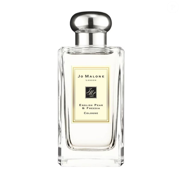 English Pear & Freesia Cologne (Jo Malone London) - 100ml | R$ 1.385,00 - entre os best-sellers essa fragrância aposta em uma elegância mais leve. A combinação de pera williams e flor de laranjeira nas notas de topo se mistura à frésia e rosa no coração, finalizando com patchouli e almíscar. O resultado é um perfume versátil, fresco e ideal para o dia a dia, mostrando um lado mais delicado da personagem.