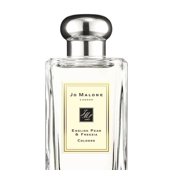 English Pear & Freesia Cologne (Jo Malone London) - 100ml | R$ 1.385,00 - entre os best-sellers essa fragrância aposta em uma elegância mais leve. A combinação de pera williams e flor de laranjeira nas notas de topo se mistura à frésia e rosa no coração, finalizando com patchouli e almíscar. O resultado é um perfume versátil, fresco e ideal para o dia a dia, mostrando um lado mais delicado da personagem.