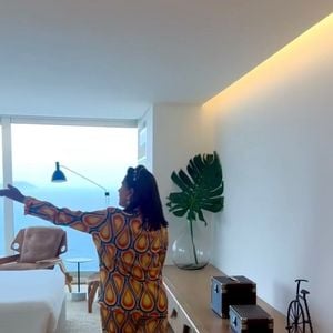 Condomínio de alto luxo no Cap Ferrat oferece estrutura completa com quadra de futebol e áreas de lazer sofisticadas