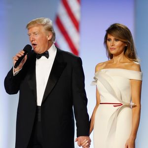 Em 2017, Melania Trump usou um modelo de vestido similar ao de 2025. Ele era branco, e não tinha o detalhe preto na parte frontal.