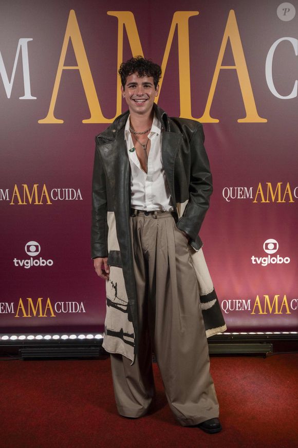 Maurício/ Mau Mau (João Victor Gonçalves) – Conhecido como Mau Mau, filho de Elisa (Isabela Garcia), irmão de Adriana (Leticia Colin), neto de Otoniel (Tony Ramos).