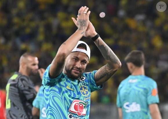 "Quer Neymar? Vai ficar querendo" e "ENDRICK NOSSO HEROI PATRÃO DO NEYMAR", dispararam internautas no X