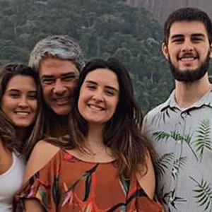 William Bonner deve passar períodos fora do Brasil para aproveitar um tempo com os filhos. Atualmente, Laura e Vinicius, filhos do comunicador com Fátima Bernardes, moram na França