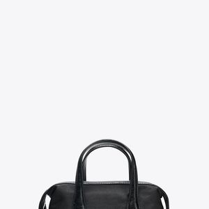 Compacta, prática e fácil de combinar, a Bolsa Mini City Nylon da Zara está com 40% de desconto e passou de R$ 199 para R$ 119,40, tornando-se um dos acessórios mais interessantes da promoção