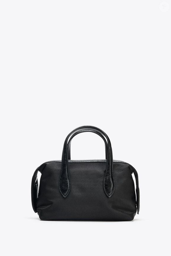 Compacta, prática e fácil de combinar, a Bolsa Mini City Nylon da Zara está com 40% de desconto e passou de R$ 199 para R$ 119,40, tornando-se um dos acessórios mais interessantes da promoção