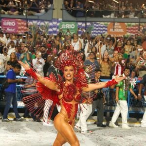 Depois da metade do desfile, Virginia Fonseca surpreendeu ao aparecer em fotos e na TV sem o costeiro