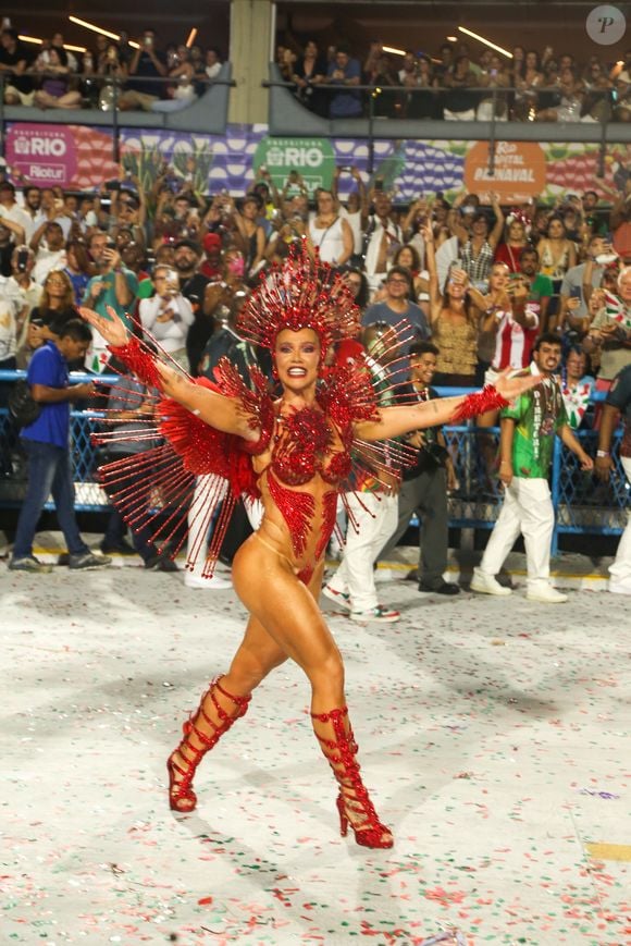 Depois da metade do desfile, Virginia Fonseca surpreendeu ao aparecer em fotos e na TV sem o costeiro