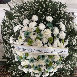Uma das coroas de flores enviadas para o velório de Anita Nobre trazia a frase que se tornou um bordão da matriarca: 'Meu nome é Anita, não é bagunça'