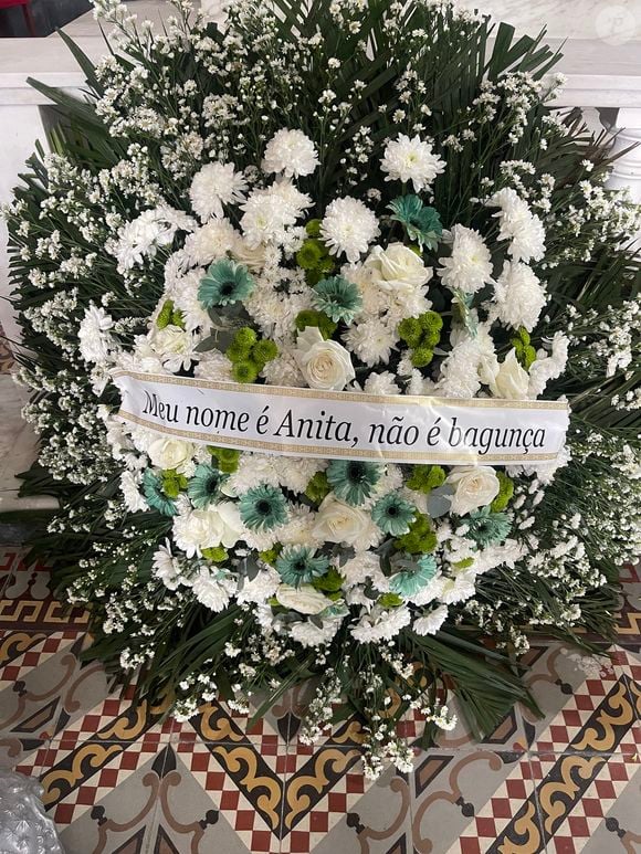 Uma das coroas de flores enviadas para o velório de Anita Nobre trazia a frase que se tornou um bordão da matriarca: 'Meu nome é Anita, não é bagunça'