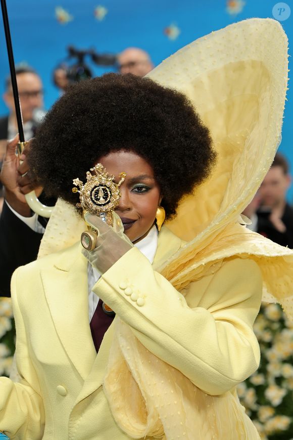 Inspirada nos sapeurs do movimento La Sape — abreviação de “La Société des Ambianceurs et des Personnes Élégantes”, uma forma contemporânea de dandismo africano surgida no Congo