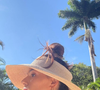 A atriz Isis Valverde aproveitou o fim de semana para relaxar na piscina de casa. O visual minimalista e a leitura de Bell Hooks roubaram a cena