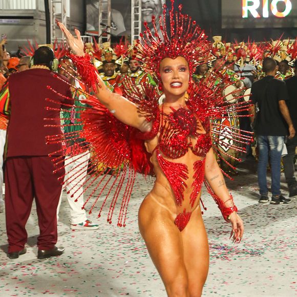 Virginia retirou costeiro de 12kg da sua fantasia no Carnaval 2026 no meio da Sapucaí