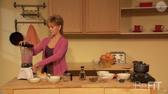 Para fazer a vitamina de Jane Fonda, basta bater tudo no liquidificador até obter um líquido consistente