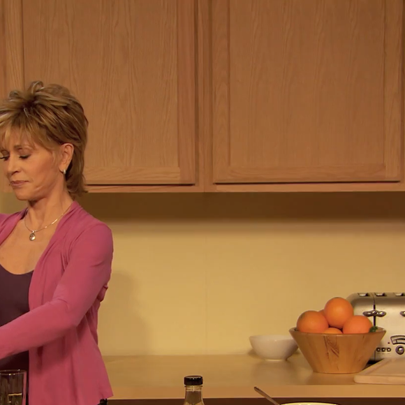 Para fazer a vitamina de Jane Fonda, basta bater tudo no liquidificador até obter um líquido consistente