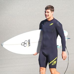 Rafael Vitti chamou atenção na web pelo volume íntimo, que ficou bem marcado com o figurino de mergulho