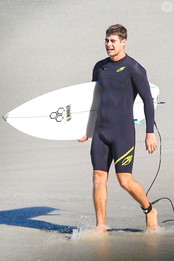 Rafael Vitti chamou atenção na web pelo volume íntimo, que ficou bem marcado com o figurino de mergulho