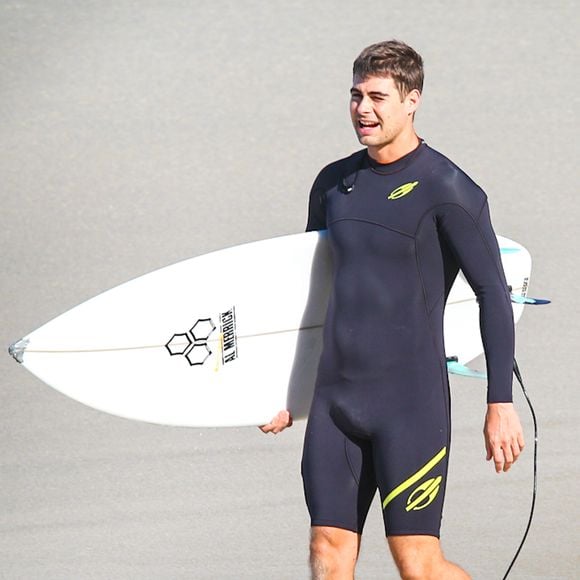 Rafael Vitti chamou atenção na web pelo volume íntimo, que ficou bem marcado com o figurino de mergulho