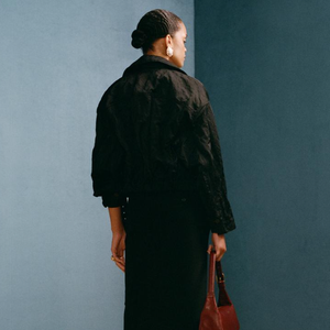 Jaqueta preta da Zara tem cinto, além da gola de lapela e mangas mais amplas. Está disponível no site por R$ 899,00.