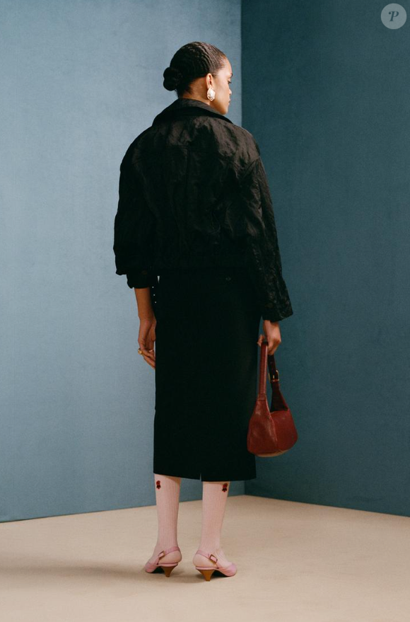 Jaqueta preta da Zara tem cinto, além da gola de lapela e mangas mais amplas. Está disponível no site por R$ 899,00.