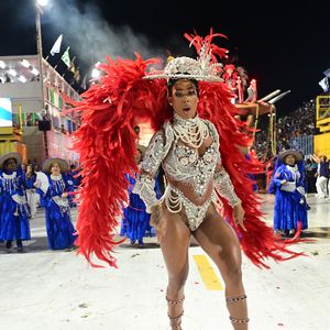 A cantora Marvvila fez sua estreia na Portela com costeiro vermelho em fantasia