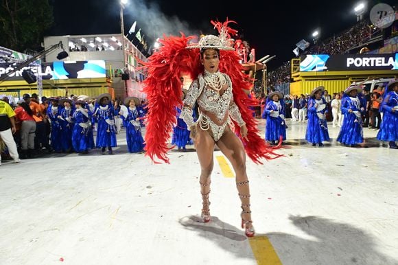 A cantora Marvvila fez sua estreia na Portela com costeiro vermelho em fantasia