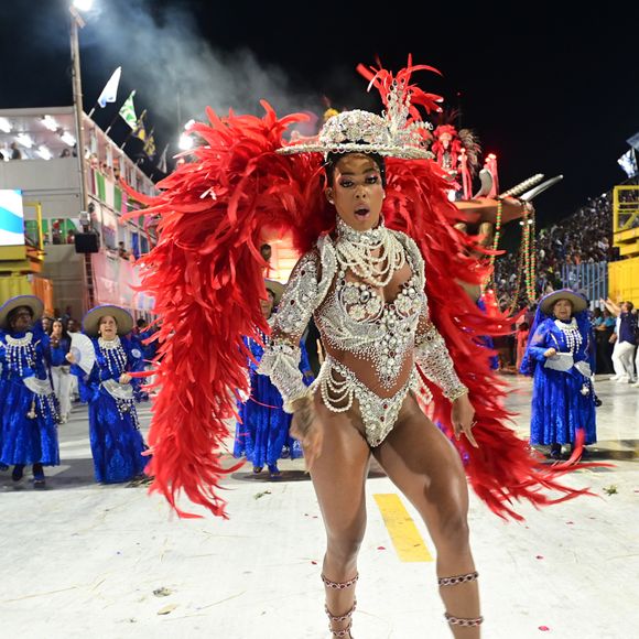 A cantora Marvvila fez sua estreia na Portela com costeiro vermelho em fantasia