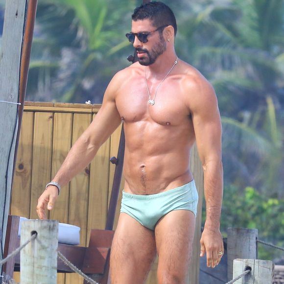 Cauã Reymond exibiu corpão sarado de sunga durante gravação de ‘Vale Tudo’