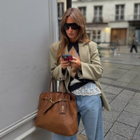 Parecem tênis da Miu Miu, mas são os novos Converse na cor areia que definem o estilo de 2026